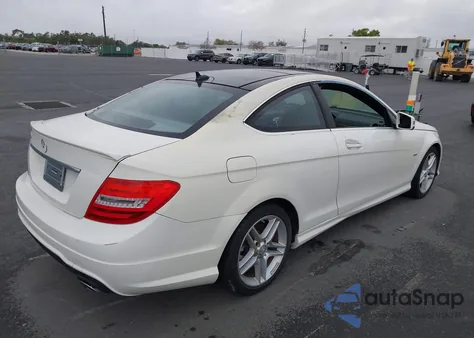 2012 Mercedes-Benz C 350 Sport z USA, uszkodzony, nr VIN WDDGJ5HB3CF791548